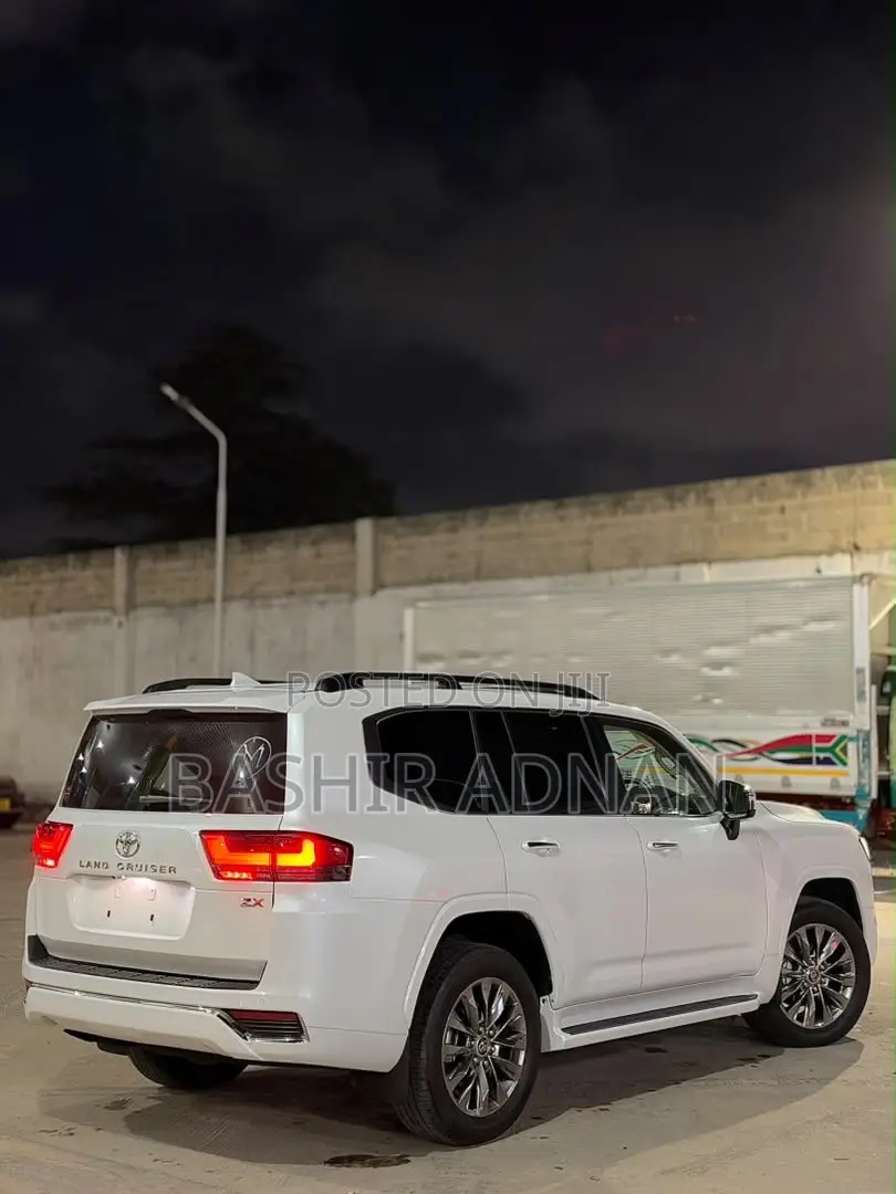 Toyota Land Cruiser LC300 2024 Off white