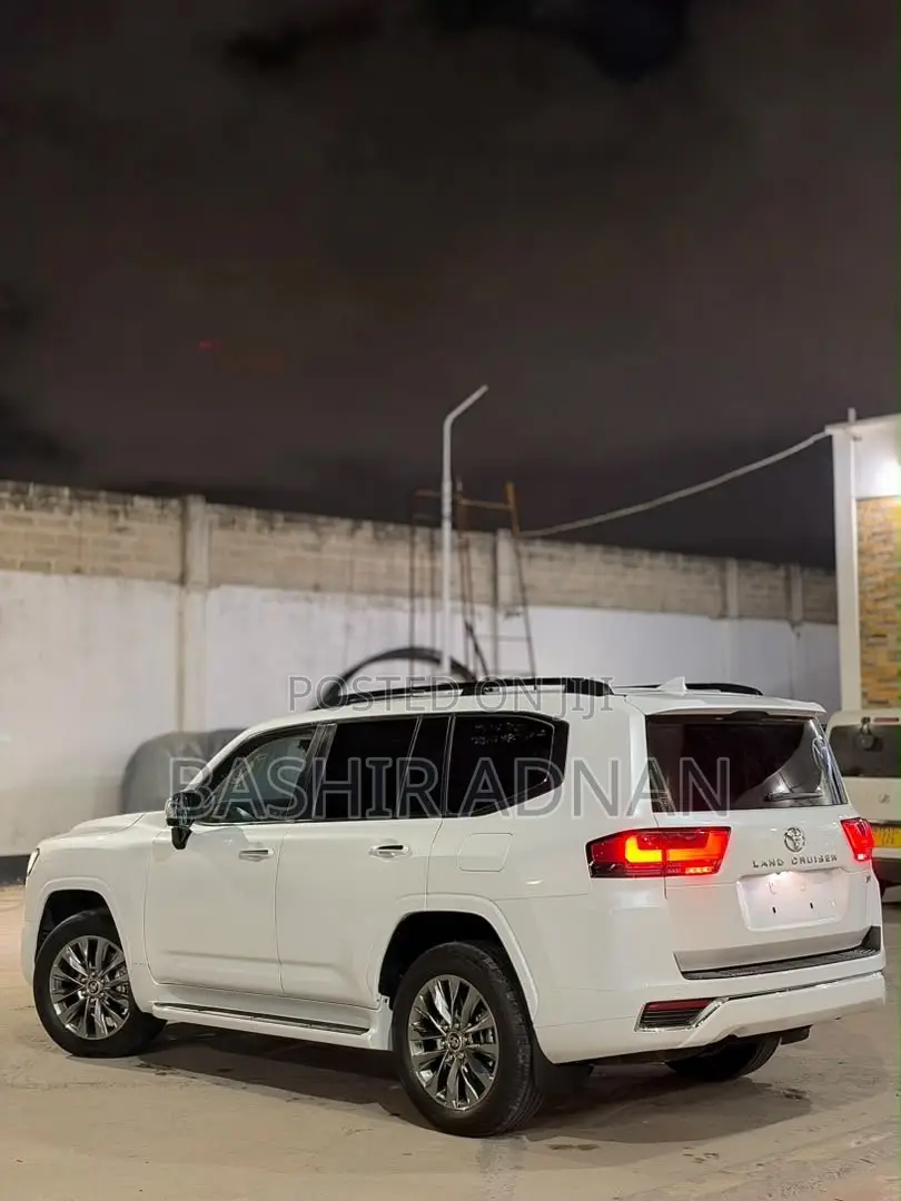 Toyota Land Cruiser LC300 2024 Off white