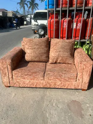 Sofa Used La Watu Wawili Lina Fiber Na Spring Nzur Mno