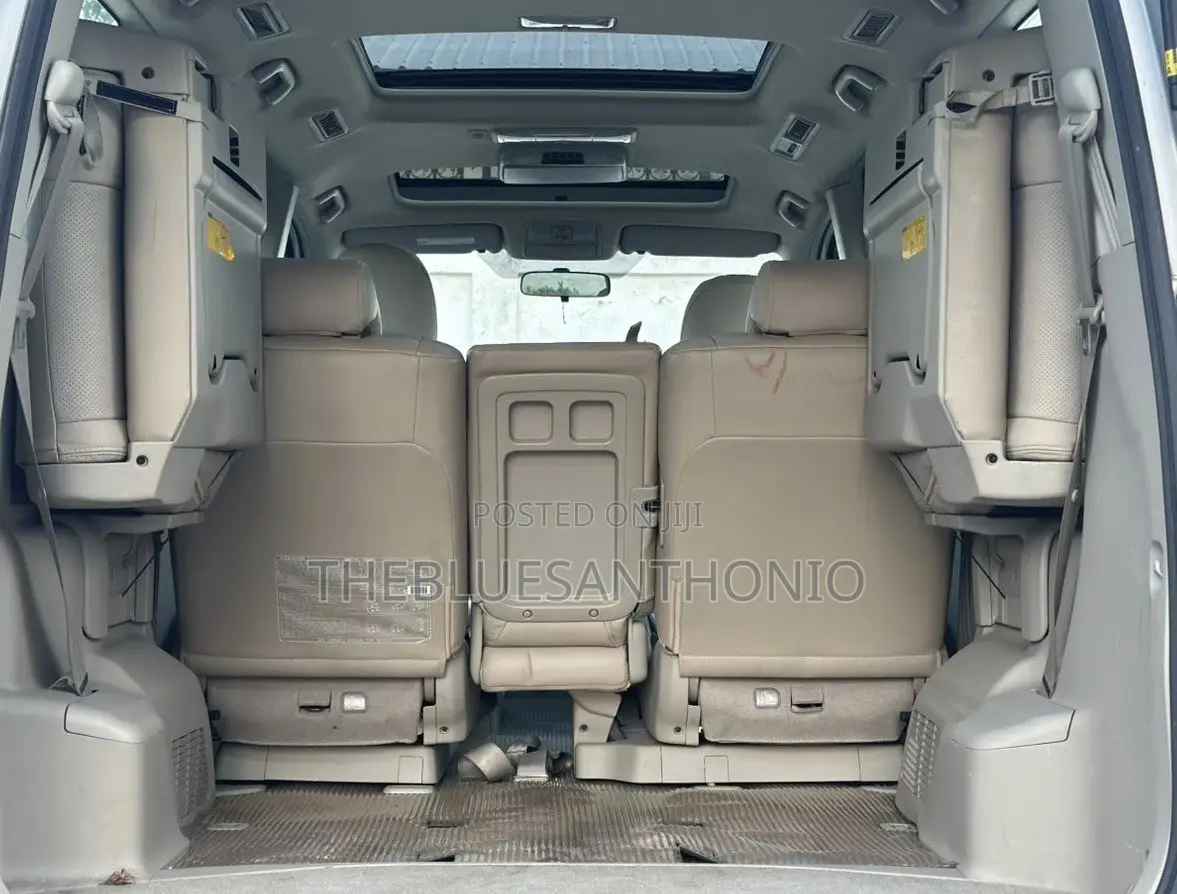 Toyota Noah 2.0 143hp AWD (8 Seater) 2009 Silver