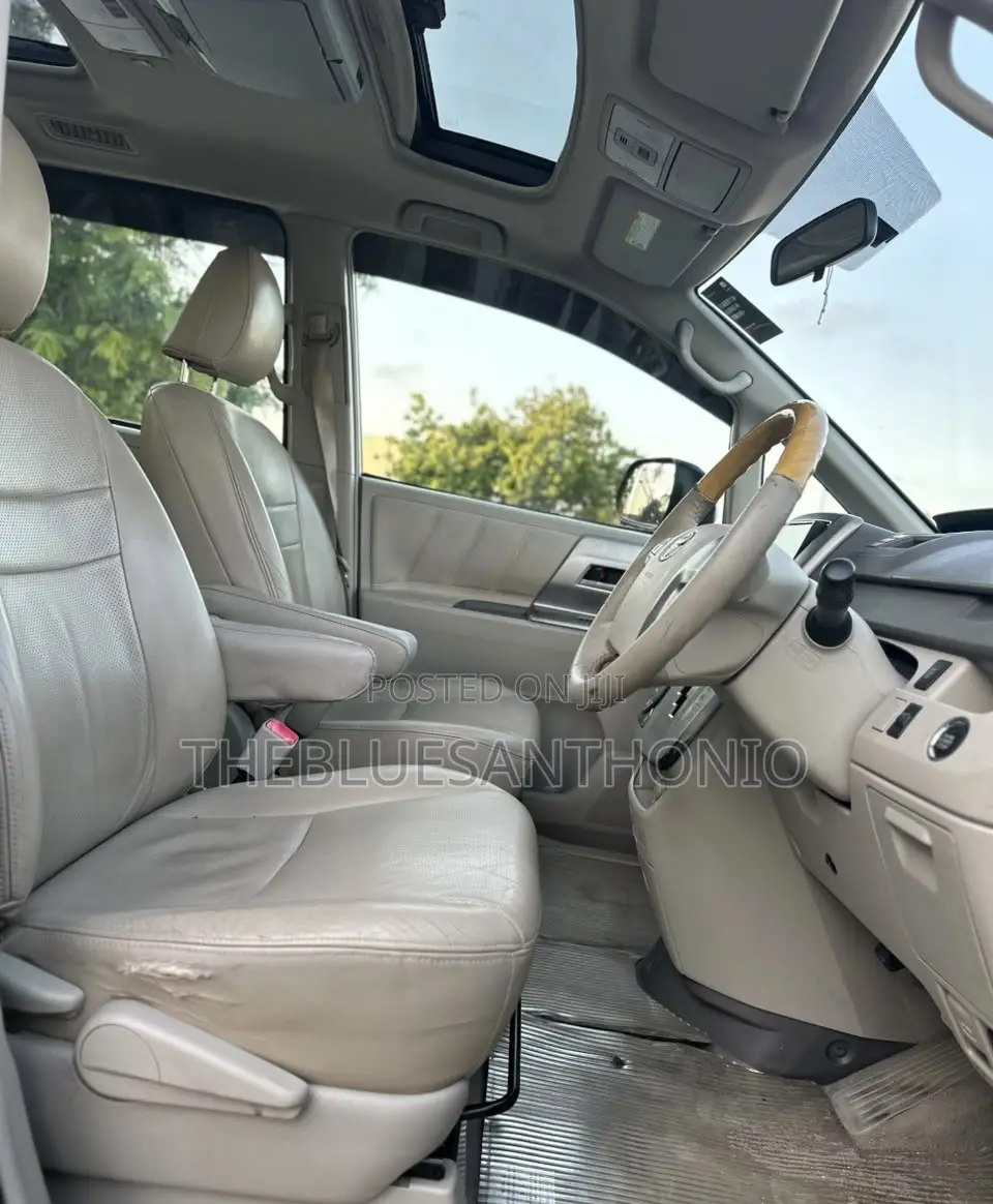 Toyota Noah 2.0 143hp AWD (8 Seater) 2009 Silver