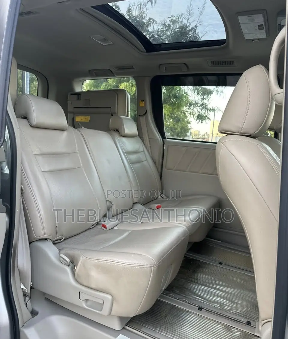 Toyota Noah 2.0 143hp AWD (8 Seater) 2009 Silver