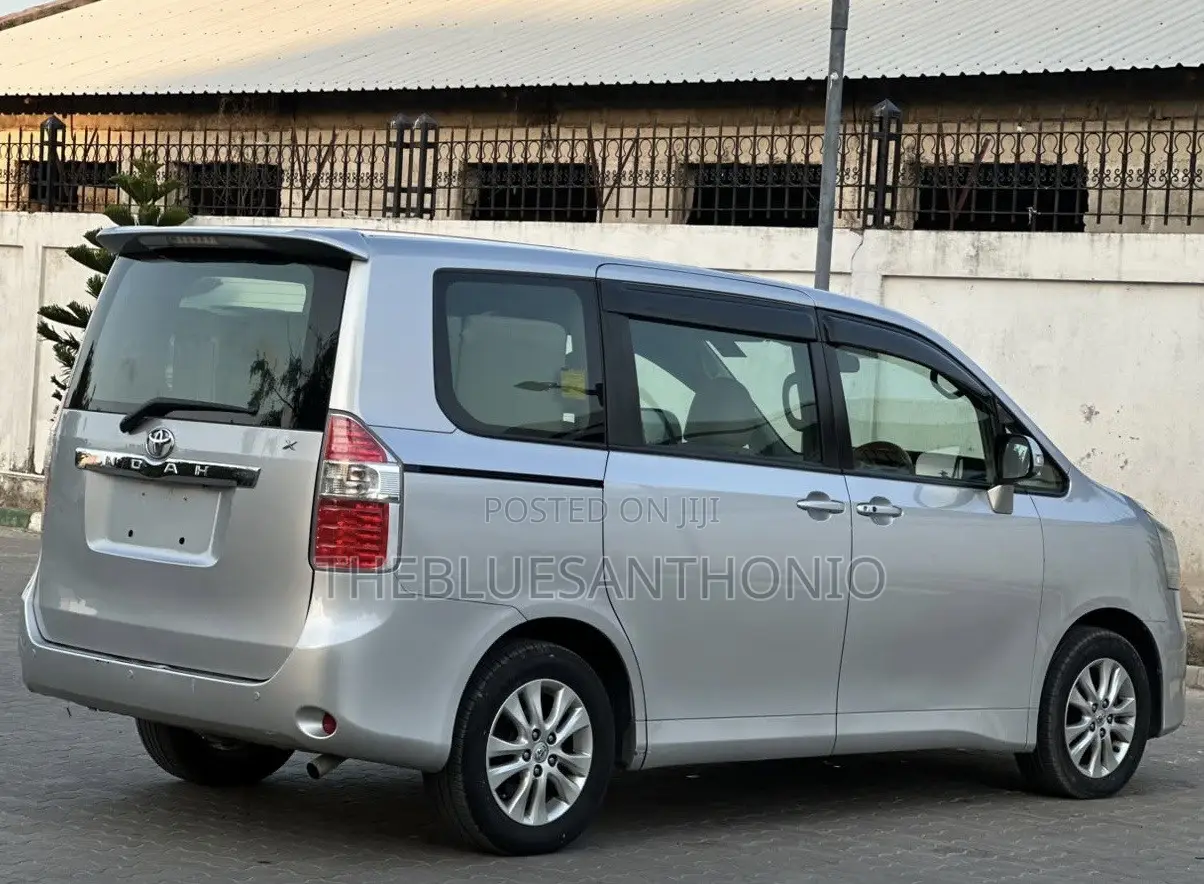 Toyota Noah 2.0 143hp AWD (8 Seater) 2009 Silver