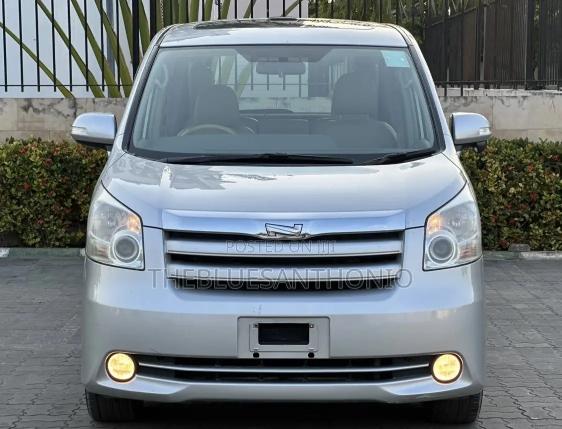 Toyota Noah 2.0 143hp AWD (8 Seater) 2009 Silver