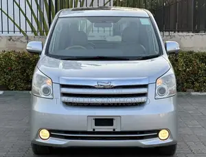 Toyota Noah 2.0 143hp AWD (8 Seater) 2009 Silver