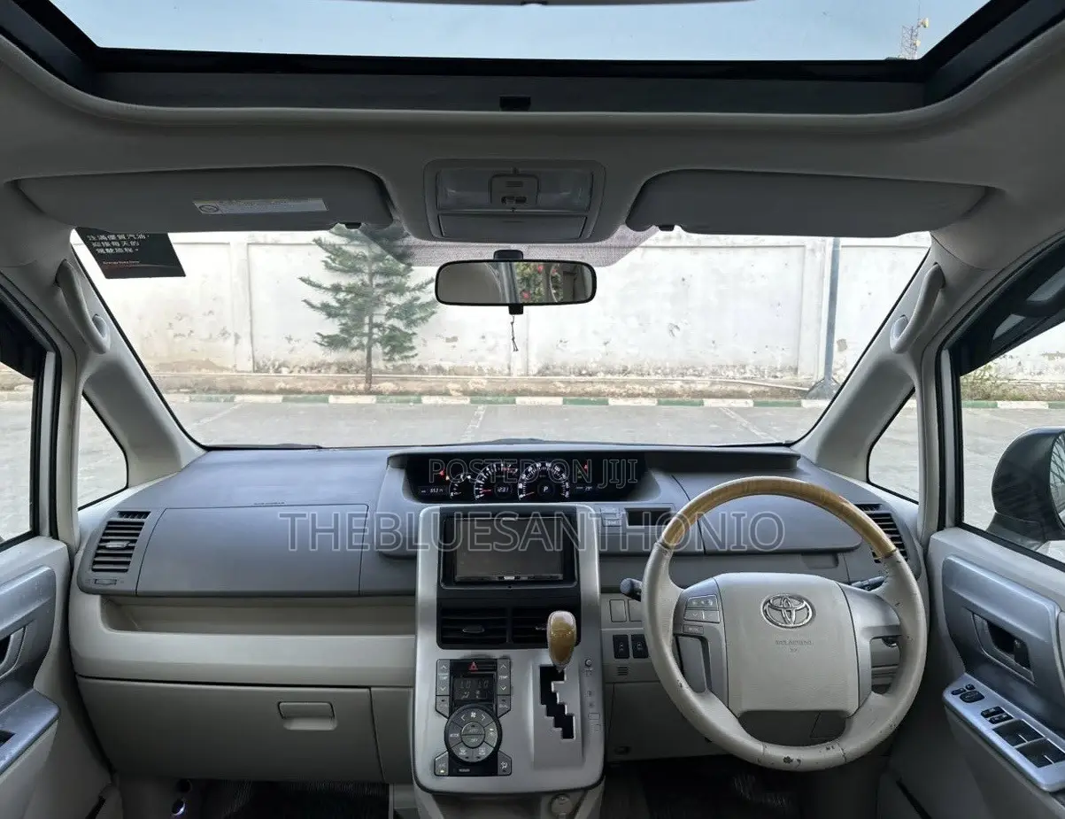 Toyota Noah 2.0 143hp AWD (8 Seater) 2009 Silver