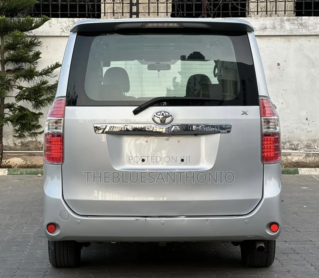 Toyota Noah 2.0 143hp AWD (8 Seater) 2009 Silver