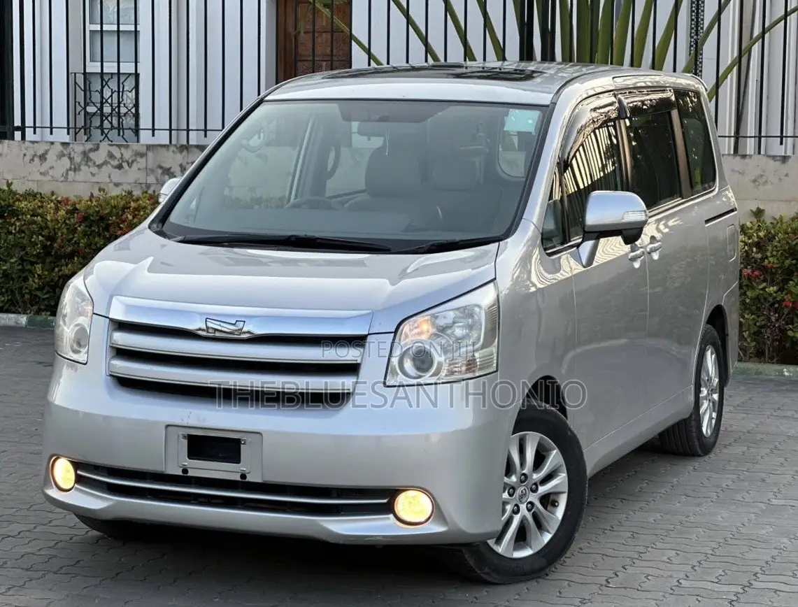 Toyota Noah 2.0 143hp AWD (8 Seater) 2009 Silver