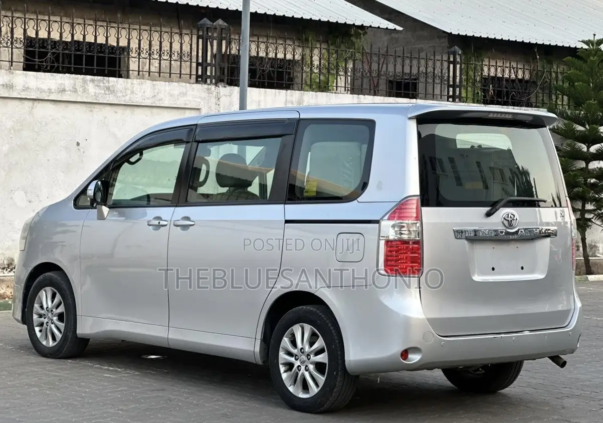 Toyota Noah 2.0 143hp AWD (8 Seater) 2009 Silver