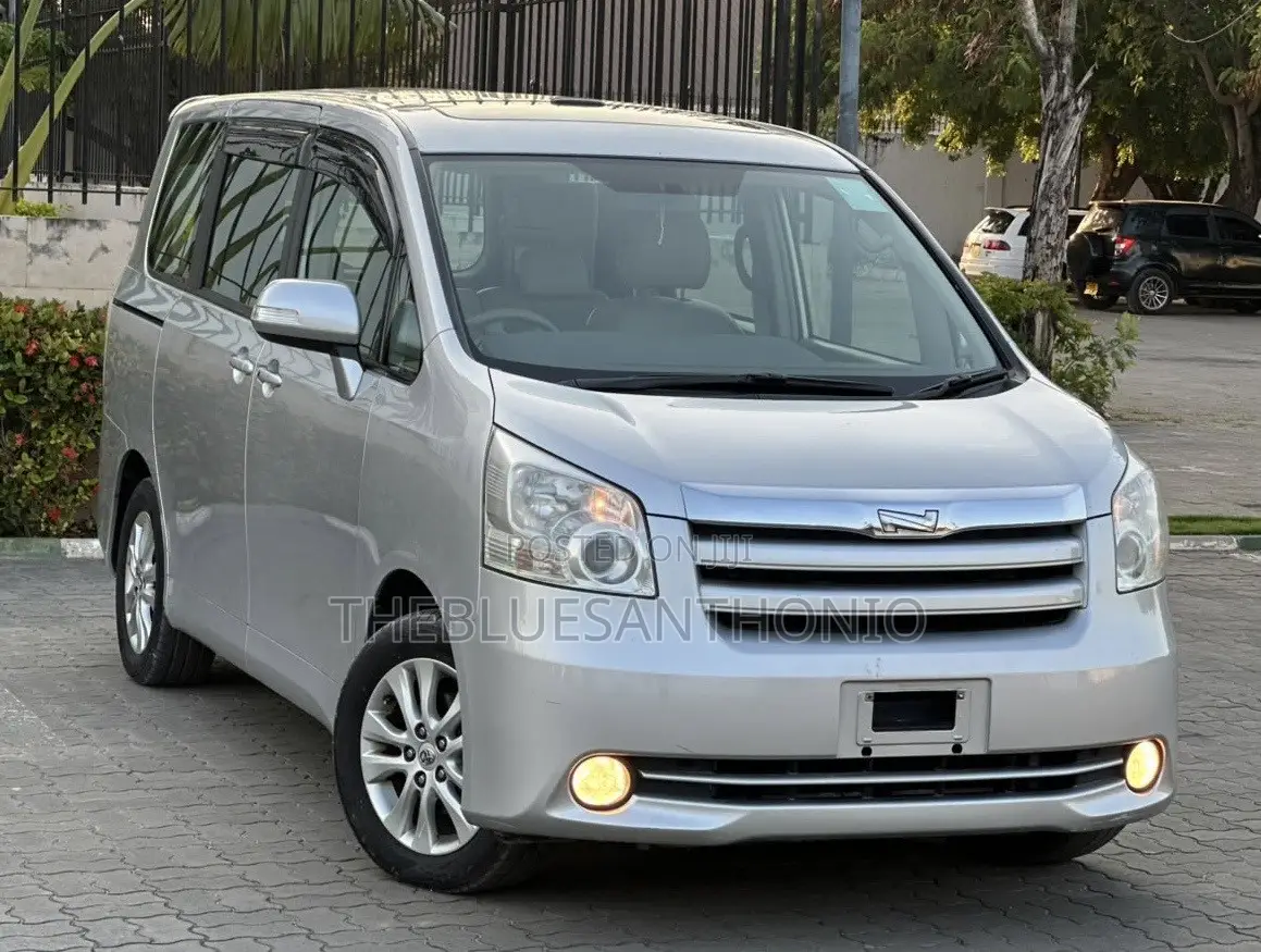 Toyota Noah 2.0 143hp AWD (8 Seater) 2009 Silver