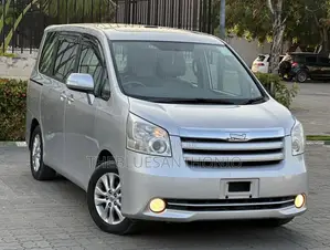 Toyota Noah 2.0 143hp AWD (8 Seater) 2009 Silver