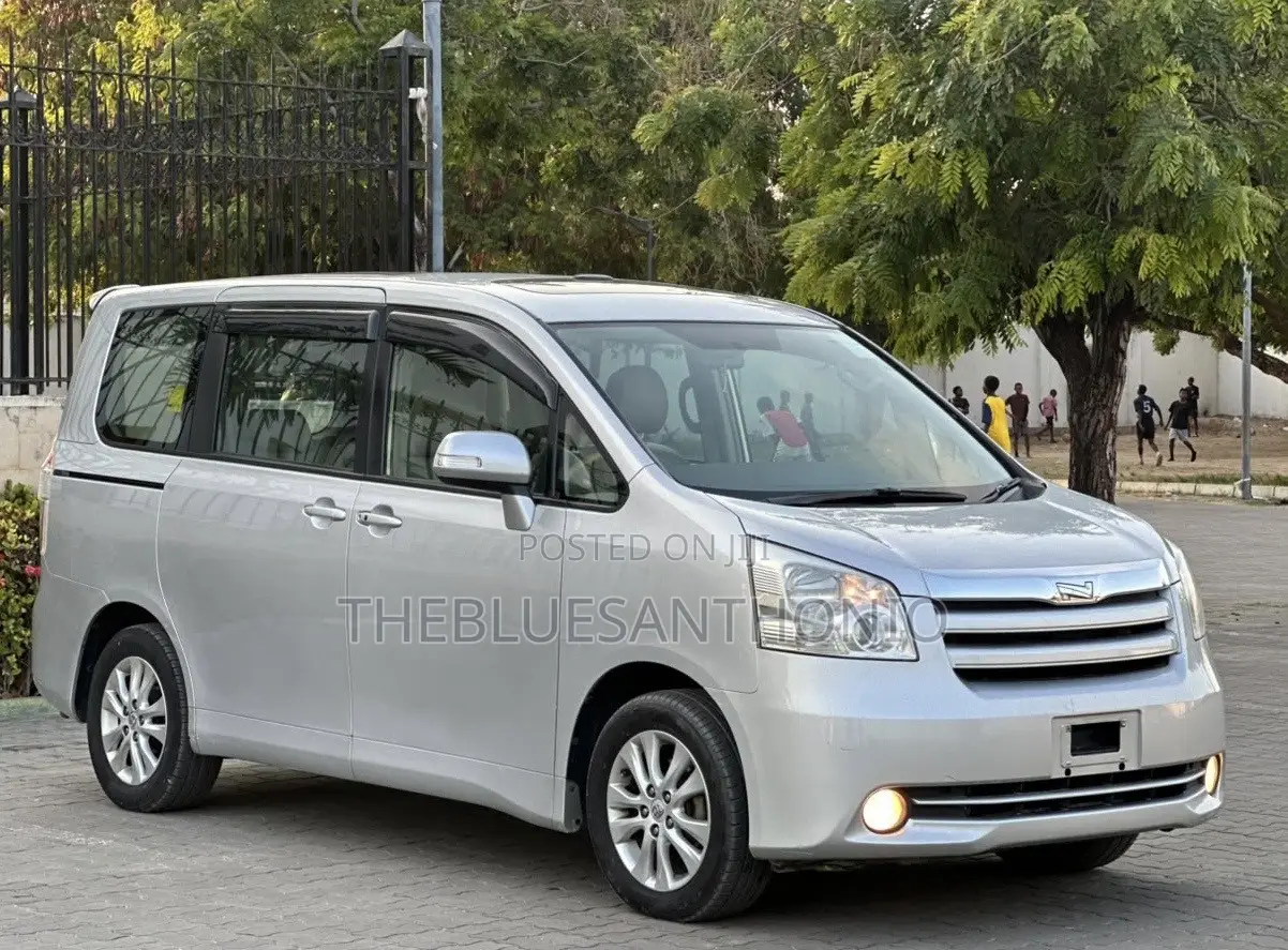 Toyota Noah 2.0 143hp AWD (8 Seater) 2009 Silver
