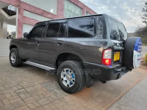 Nissan Patrol 2000 Gray