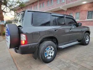 Nissan Patrol 2000 Gray