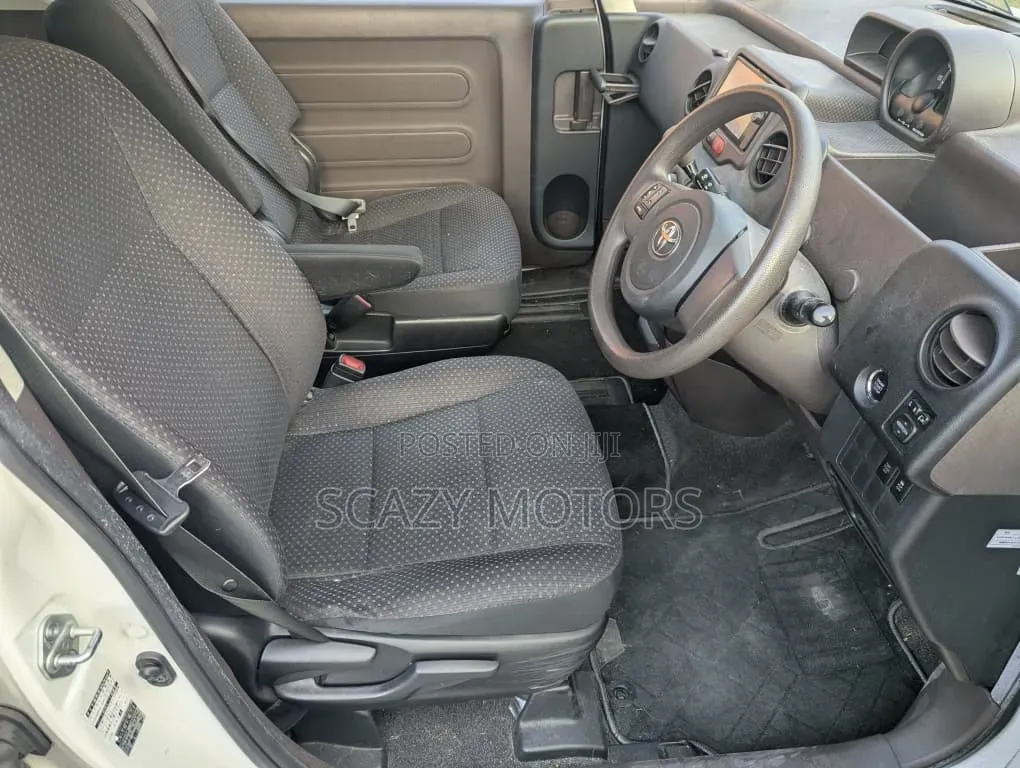 Toyota Porte 2013 White