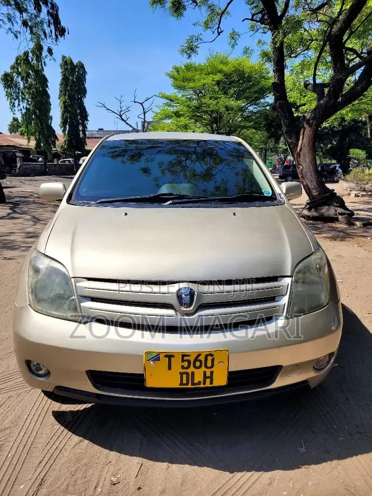 Toyota IST 2003 Gold