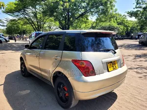 Toyota IST 2003 Gold