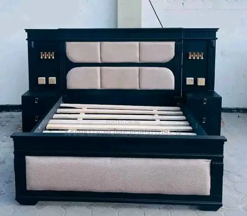 Kitanda Cha Mbao Kina Sehemu Taa Pia Na Bedside Zake Rangi Nyeusi