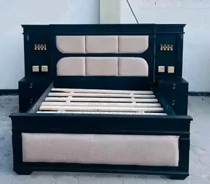 Kitanda Cha Mbao Kina Sehemu Taa Pia Na Bedside Zake Rangi Nyeusi