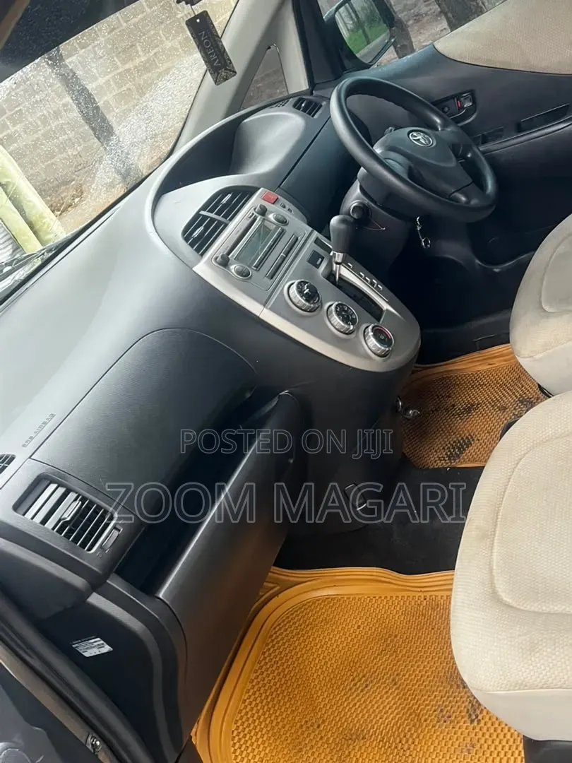 Toyota Ractis 2006 Gray