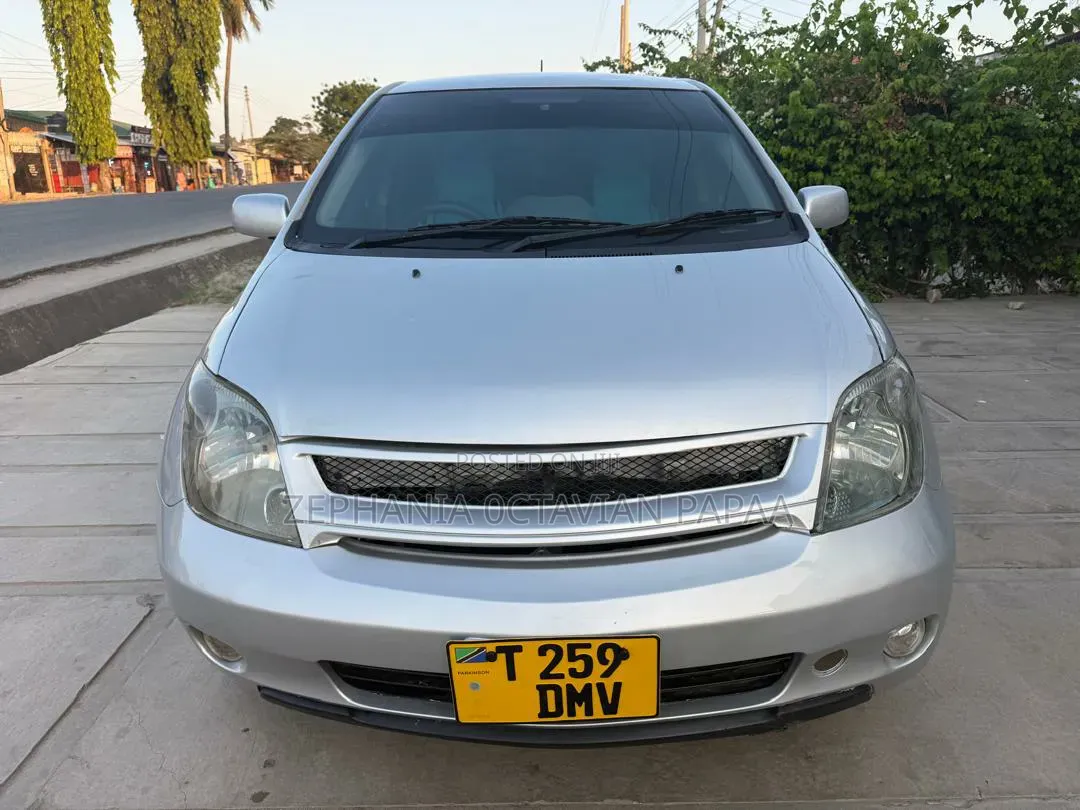 Toyota IST 2003 Silver