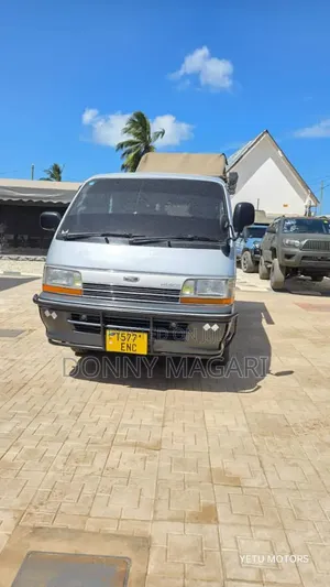 Toyota HiAce 2000 Silver