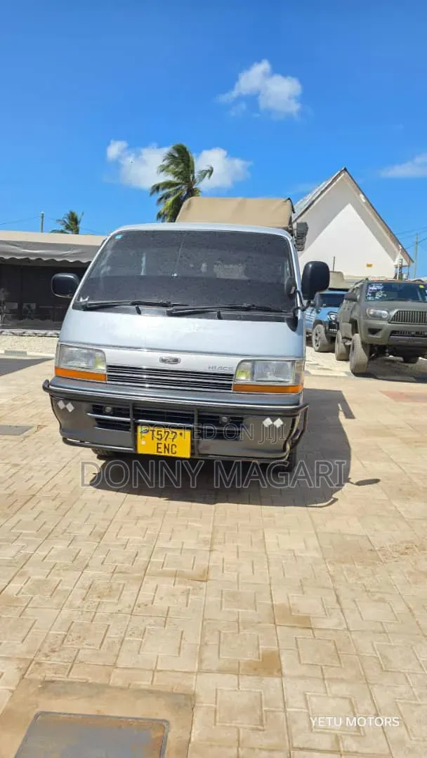 Toyota HiAce 2000 Silver