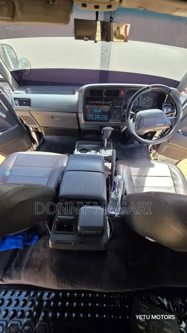 Toyota HiAce 2000 Silver