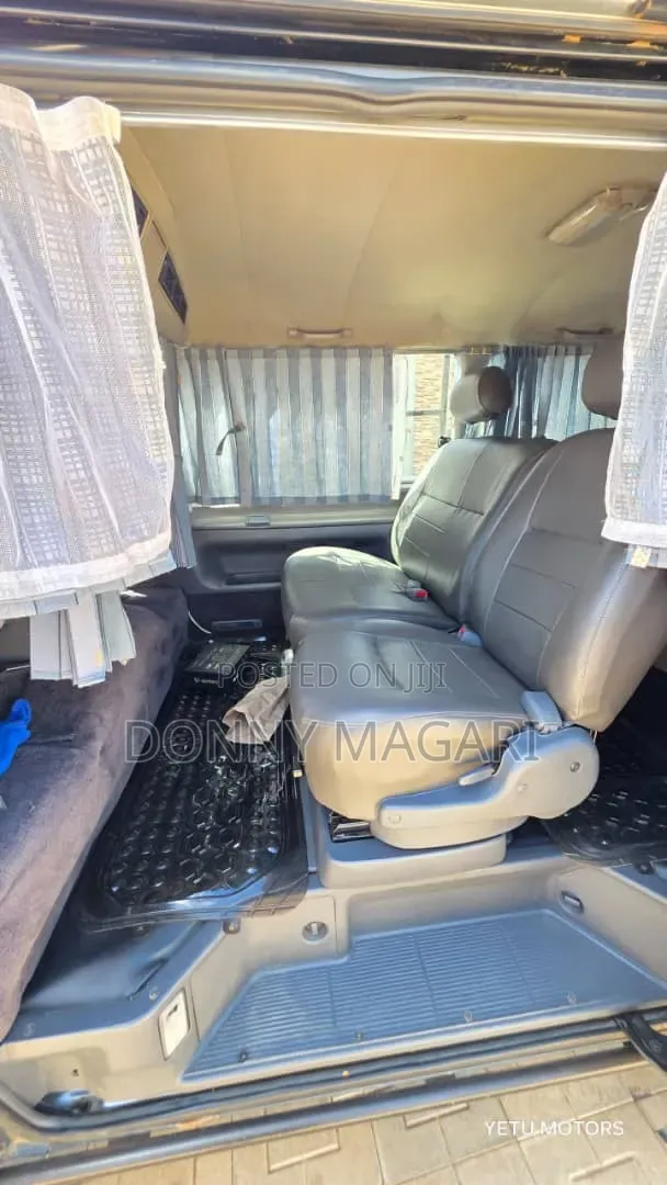 Toyota HiAce 2000 Silver