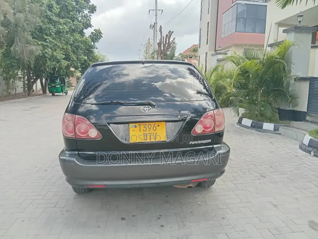 Toyota Harrier 2000 Black
