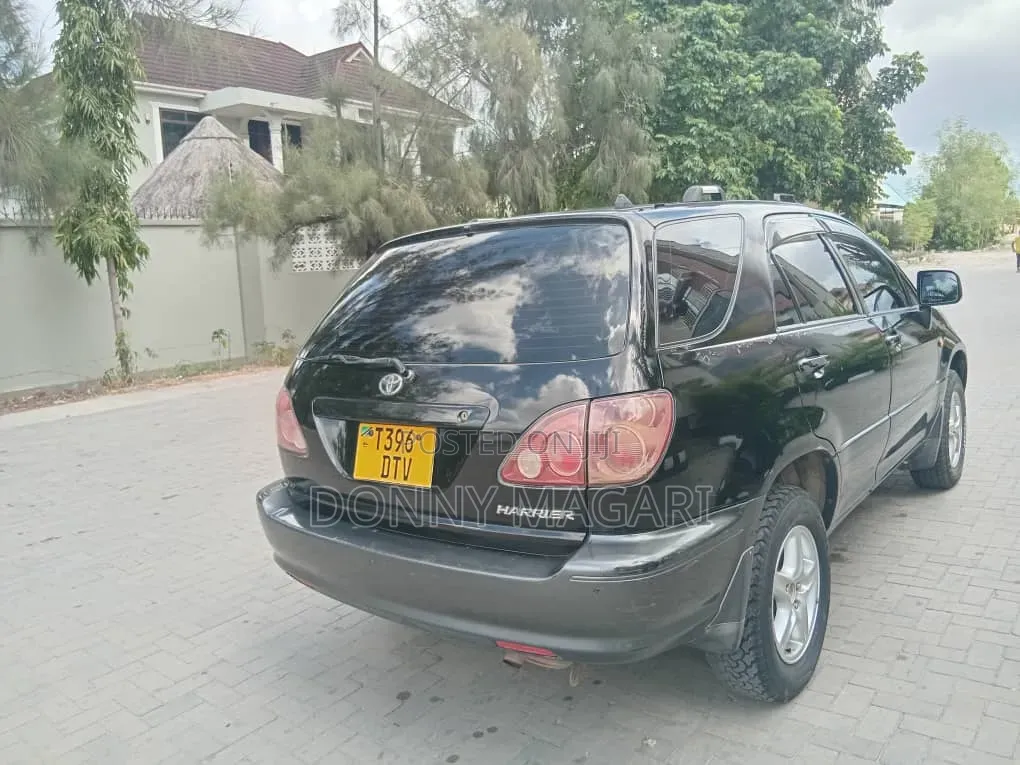 Toyota Harrier 2000 Black