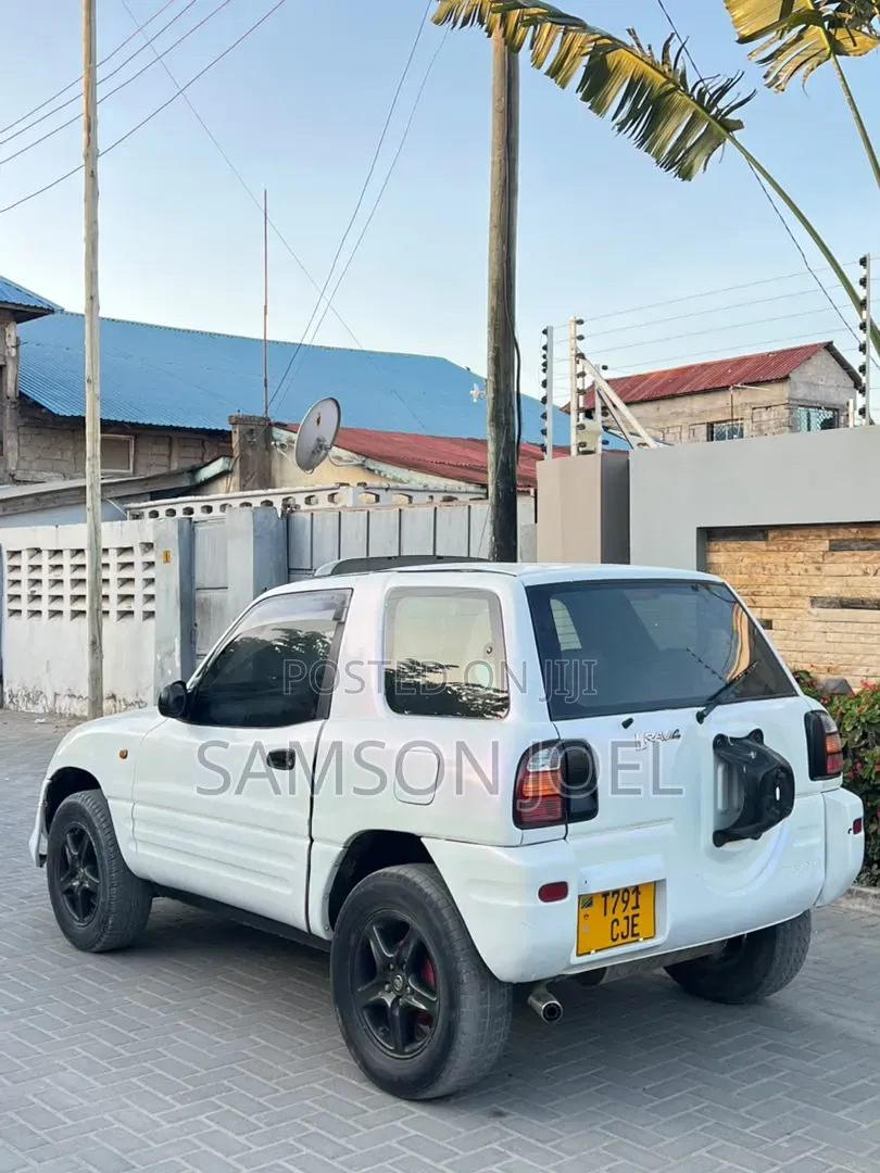 Toyota RAV4 1999 White