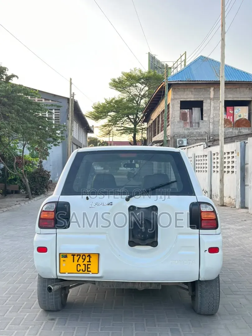 Toyota RAV4 1999 White
