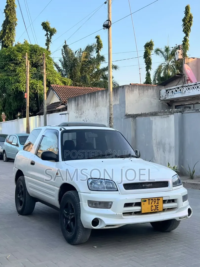 Toyota RAV4 1999 White