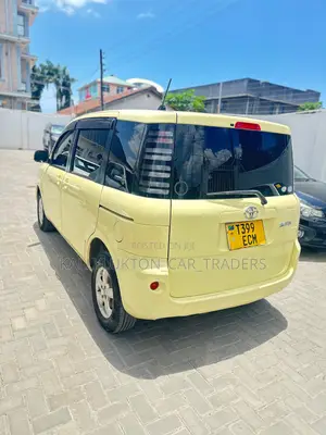 Toyota Sienta 2005 Yellow