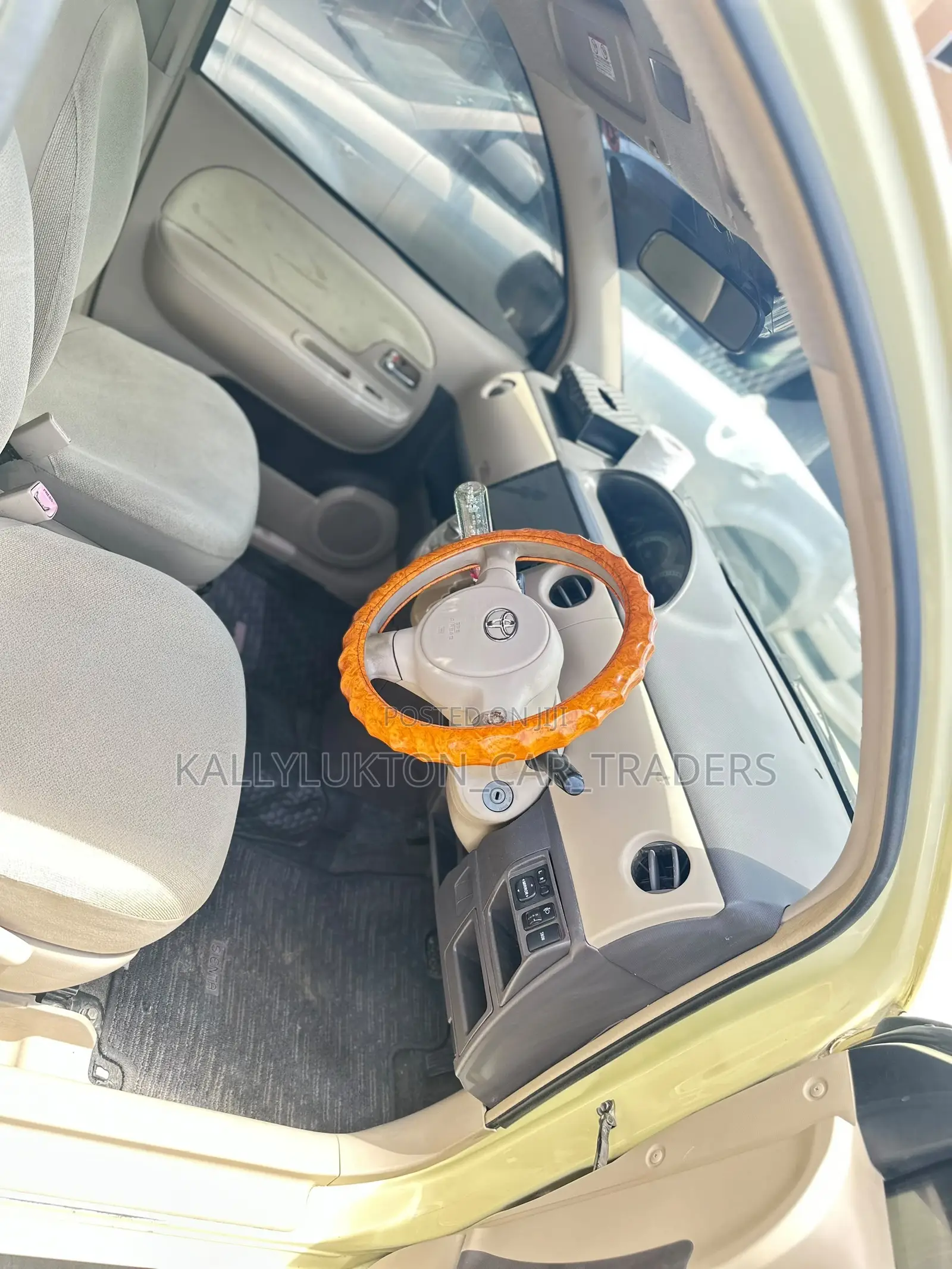 Toyota Sienta 2005 Yellow