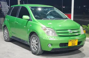 Toyota IST 2004 Green