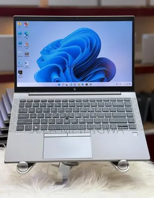 New Laptop HP ZBook Firefly 14 G11 16GB Intel Core i7 SSD 256GB