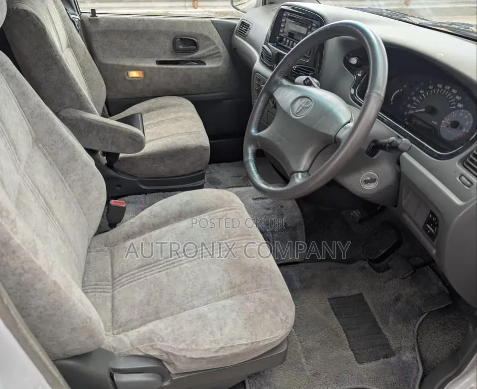 Toyota Noah 2001 Off white