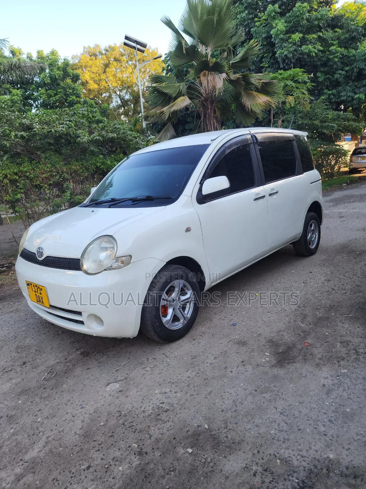 Toyota Sienta 2005 White