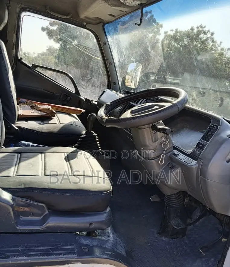 Mitsubishi Canter BOX BODY Tani 3.5(tonnes) Used Nzuri on Sale..