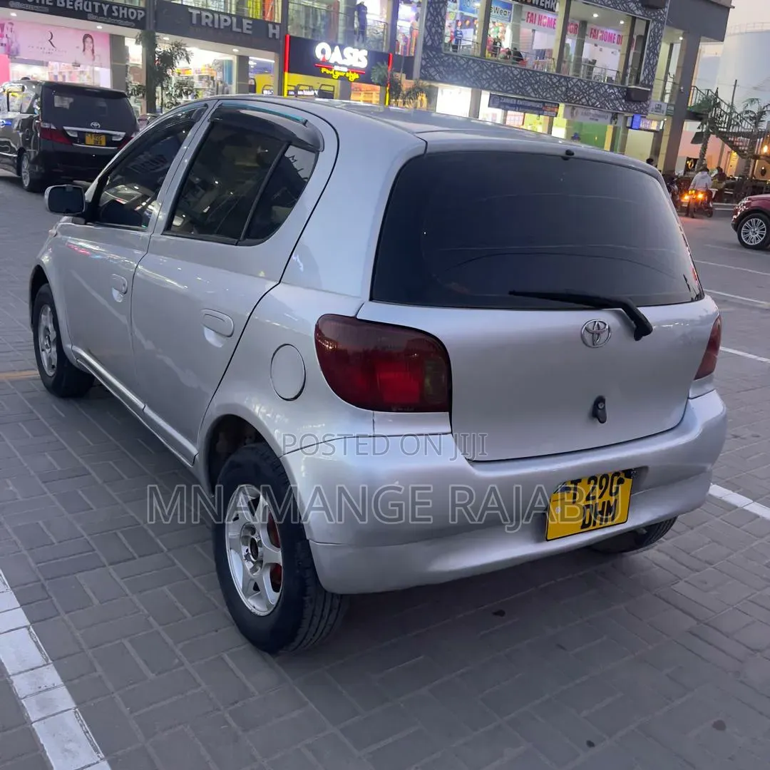 Toyota Vitz 2006 Silver