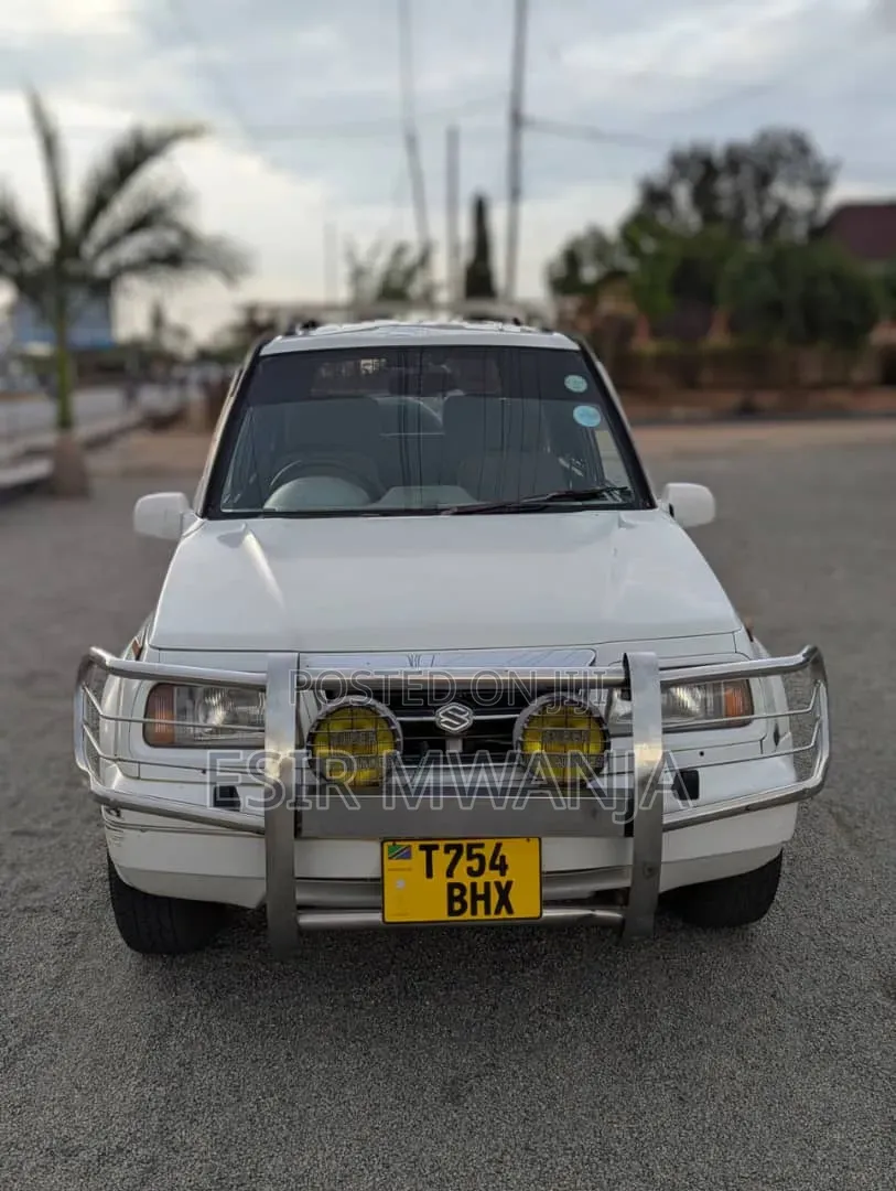 Suzuki Escudo 1999 White