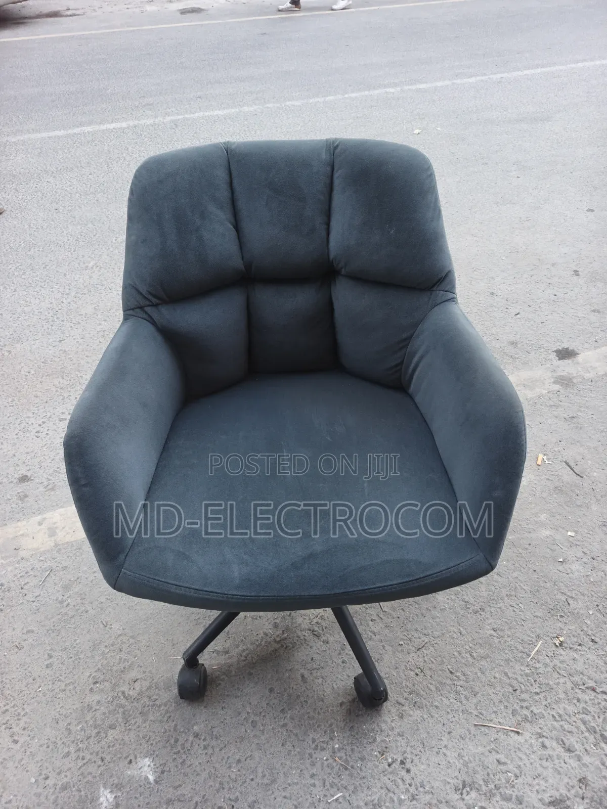 Luxurious Office Chair: Swivel Desk