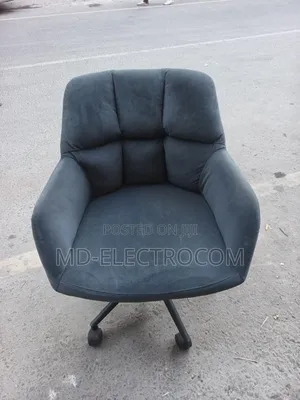 Luxurious Office Chair: Swivel Desk