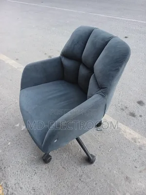 Luxurious Office Chair: Swivel Desk
