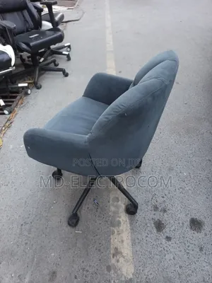 Luxurious Office Chair: Swivel Desk
