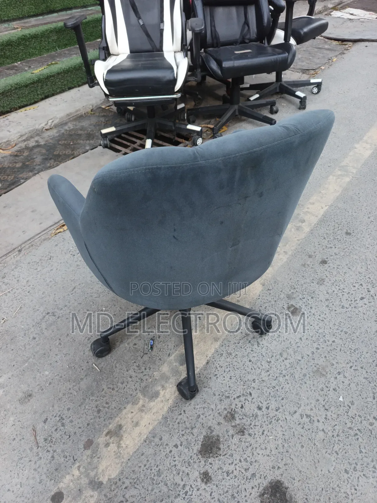 Luxurious Office Chair: Swivel Desk