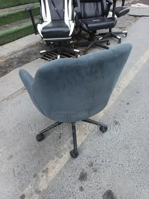 Luxurious Office Chair: Swivel Desk