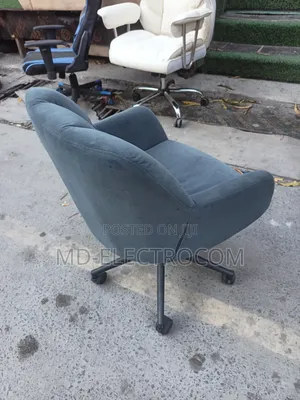 Luxurious Office Chair: Swivel Desk